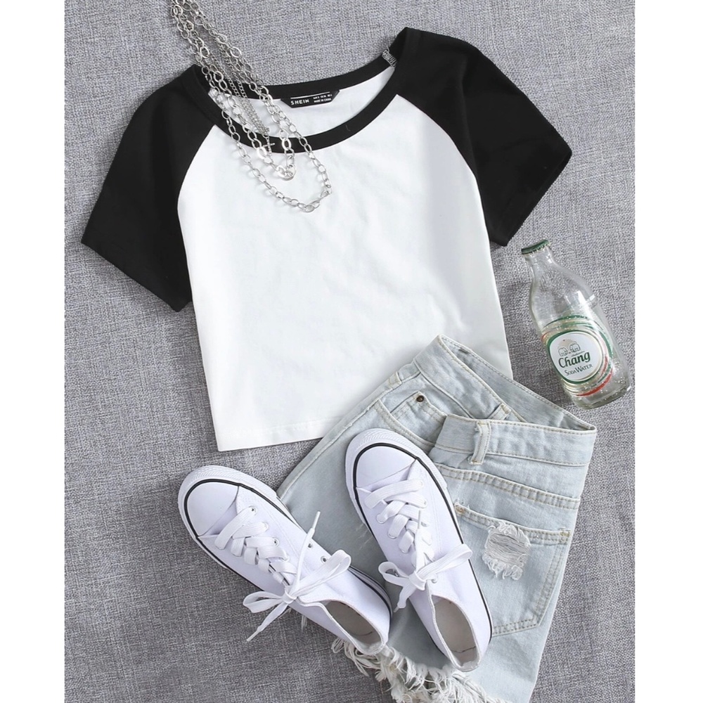 NWT! Super Cute Crop Top 🖤